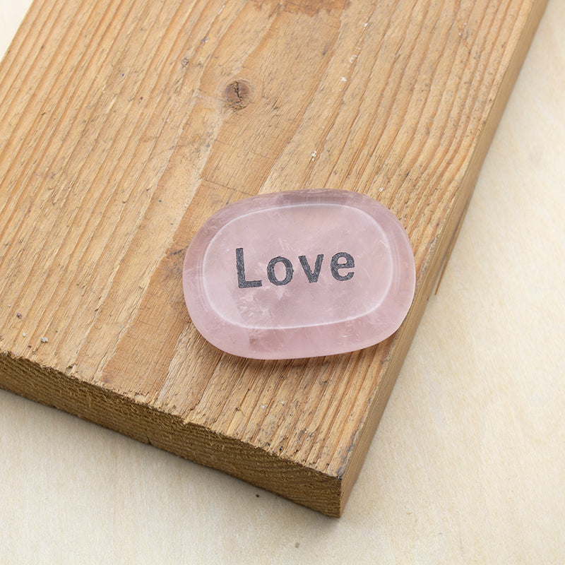 Piedra de los deseos amor de cuarzo rosa natural con palabra LOVE grabada en negro.
