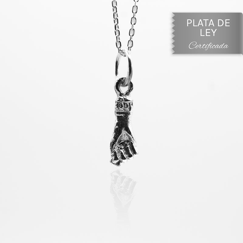 Colgante puño o figa en plata de ley con diseño detallado y propiedades esotéricas.