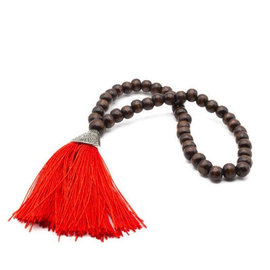 Mala de 45 cuentas de madera caoba con borlón rojo, ritualizado para meditación y protección.