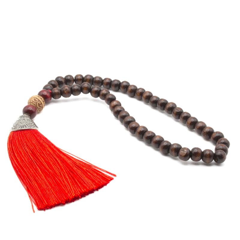 Mala de 45 cuentas de madera caoba con borlón rojo, ideal para meditación y prácticas esotéricas.