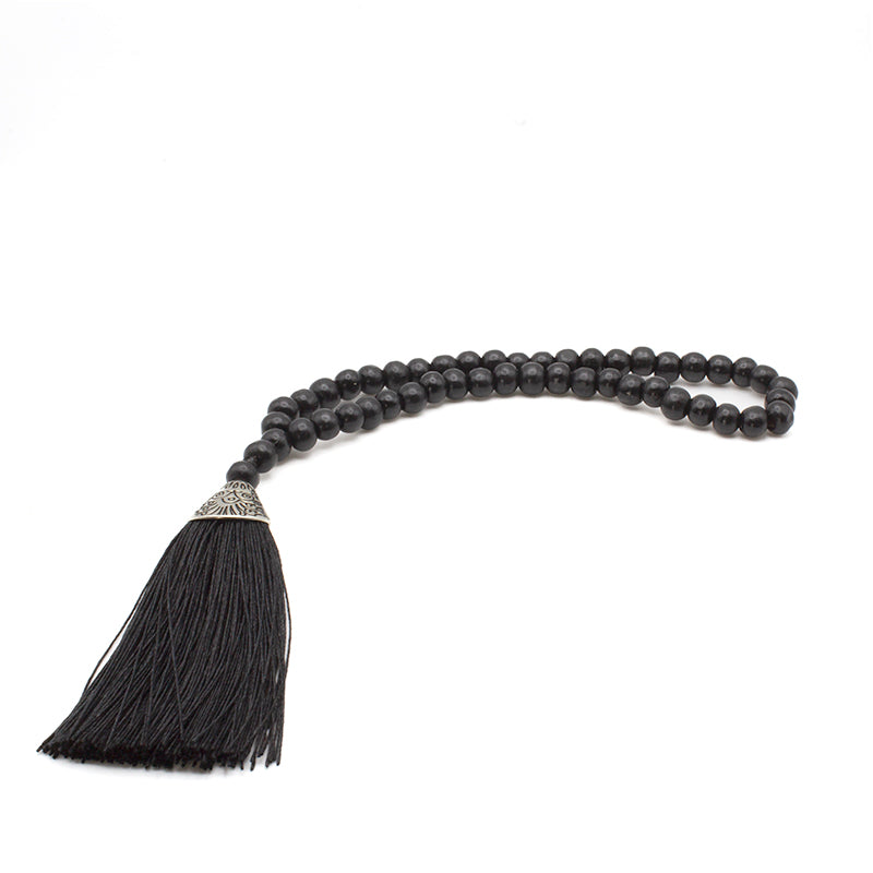Mala de 45 cuentas en madera negra con borlón, ideal para meditación y protección espiritual.