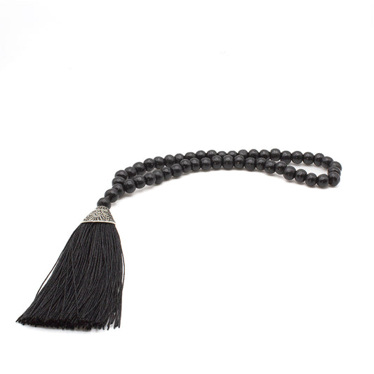 Mala de 45 cuentas en madera negra con borlón, ideal para meditación y protección espiritual.