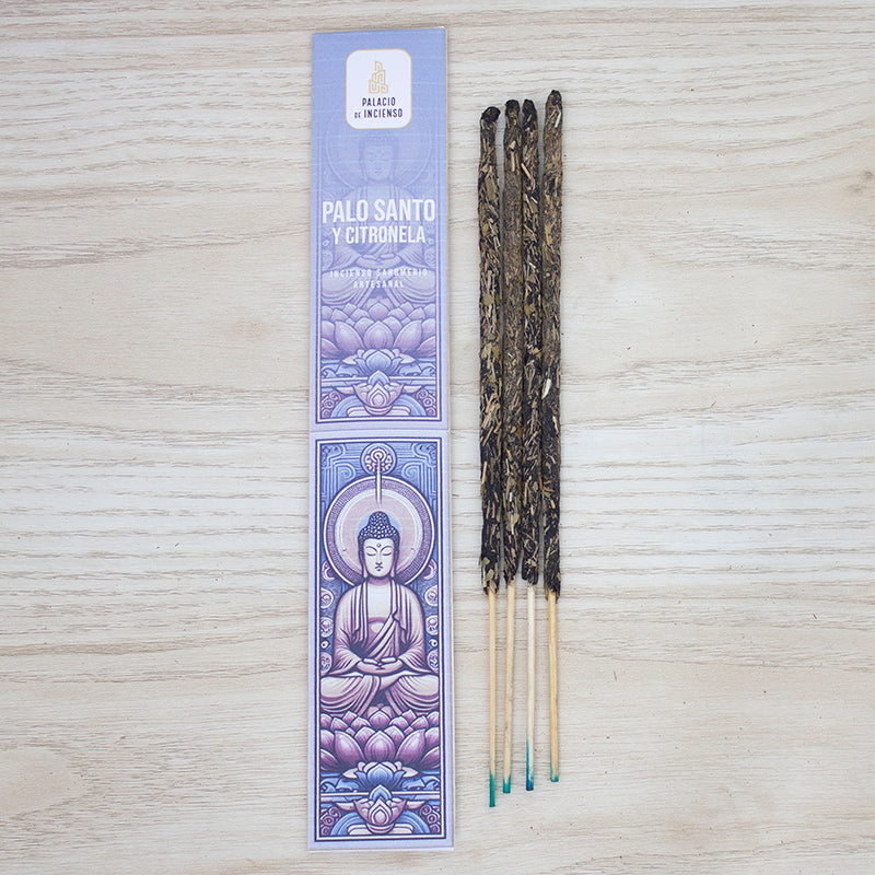 Varitas gruesas de incienso artesanal Palo Santo y Citronela en ambiente místico natural
