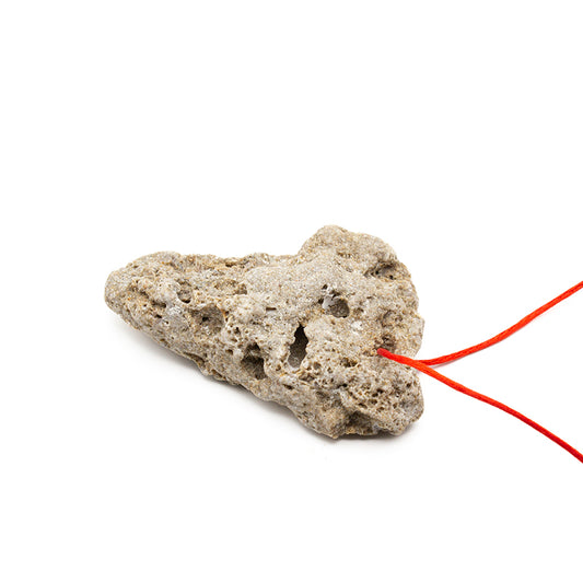 Piedra de Odín natural con agujeros, perfecta para protección y fuerza espiritual.
