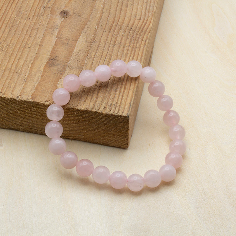 Pulsera de cuarzo rosa natural en cuentas energéticas para amor y equilibrio emocional.