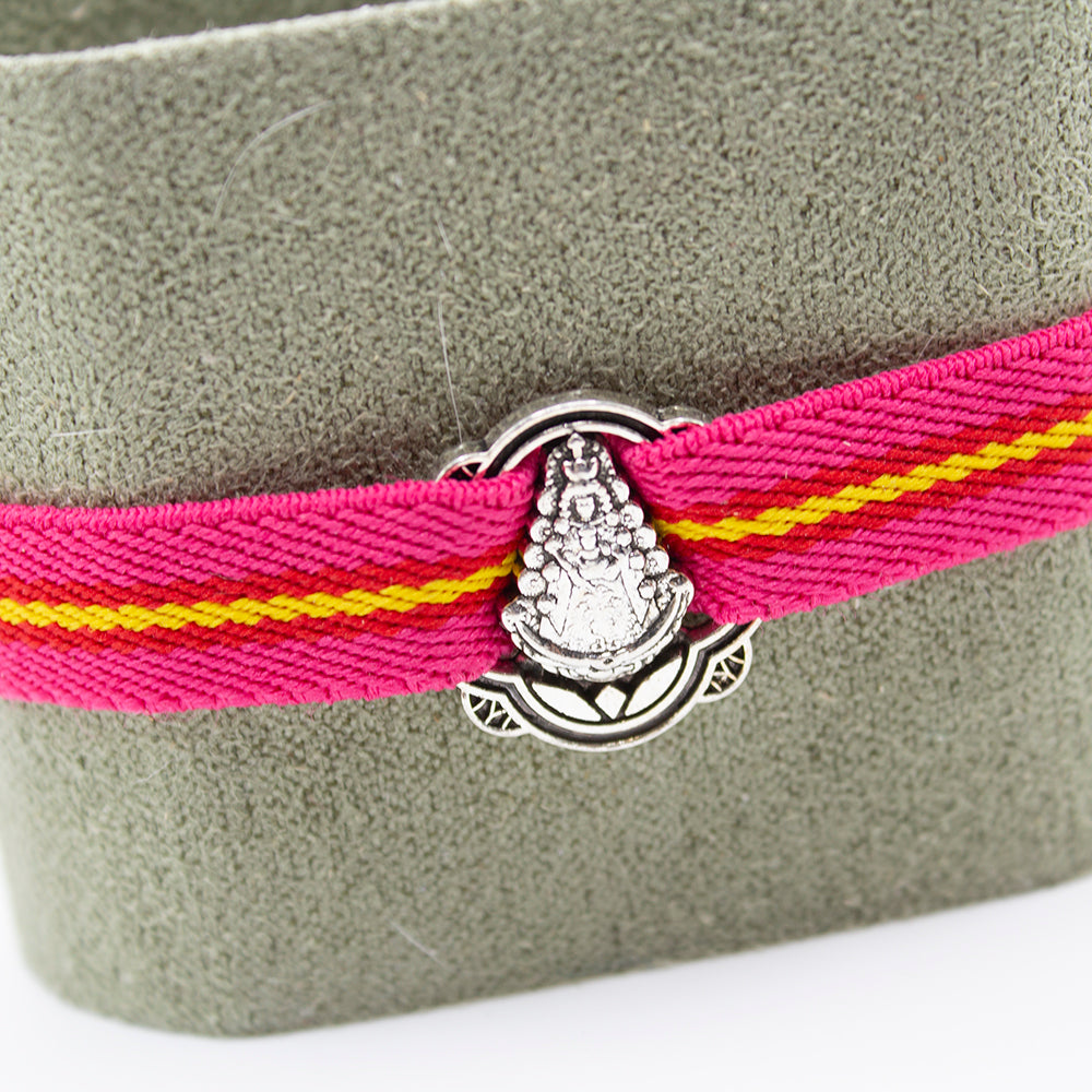 PULSERA DE TELA ELÁSTICA ROSA CON MEDALLA DE LA VIRGEN DEL ROCÍO
