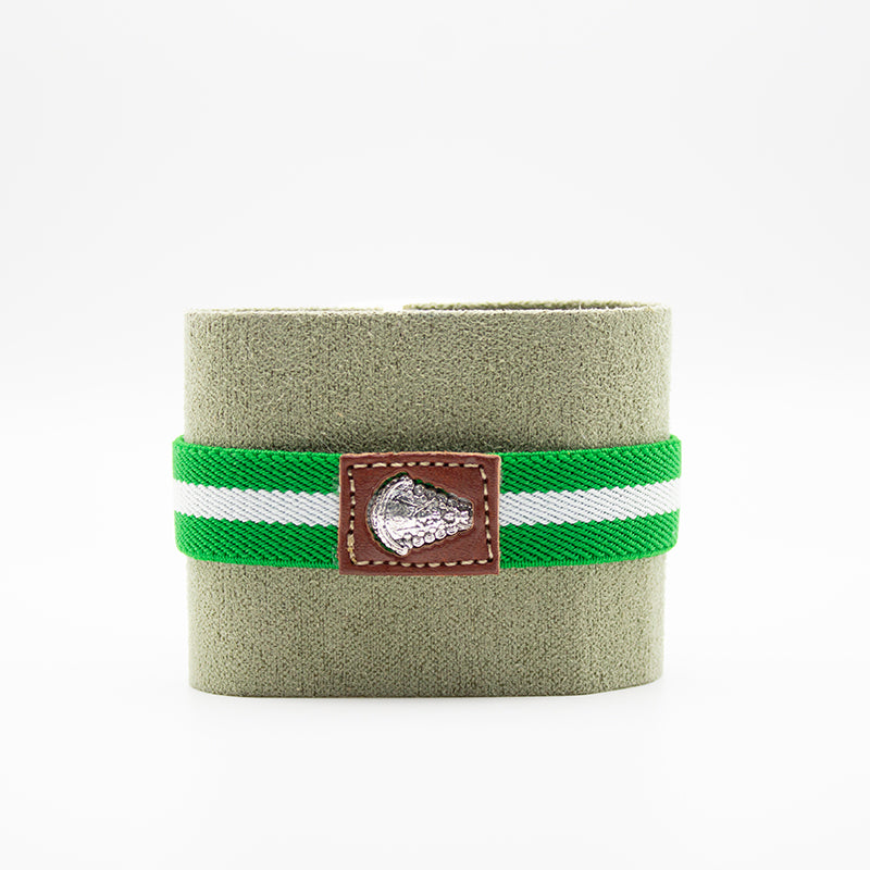 Pulsera de tela elástica con medalla de la Virgen del Rocío y colores de la bandera de Andalucía.