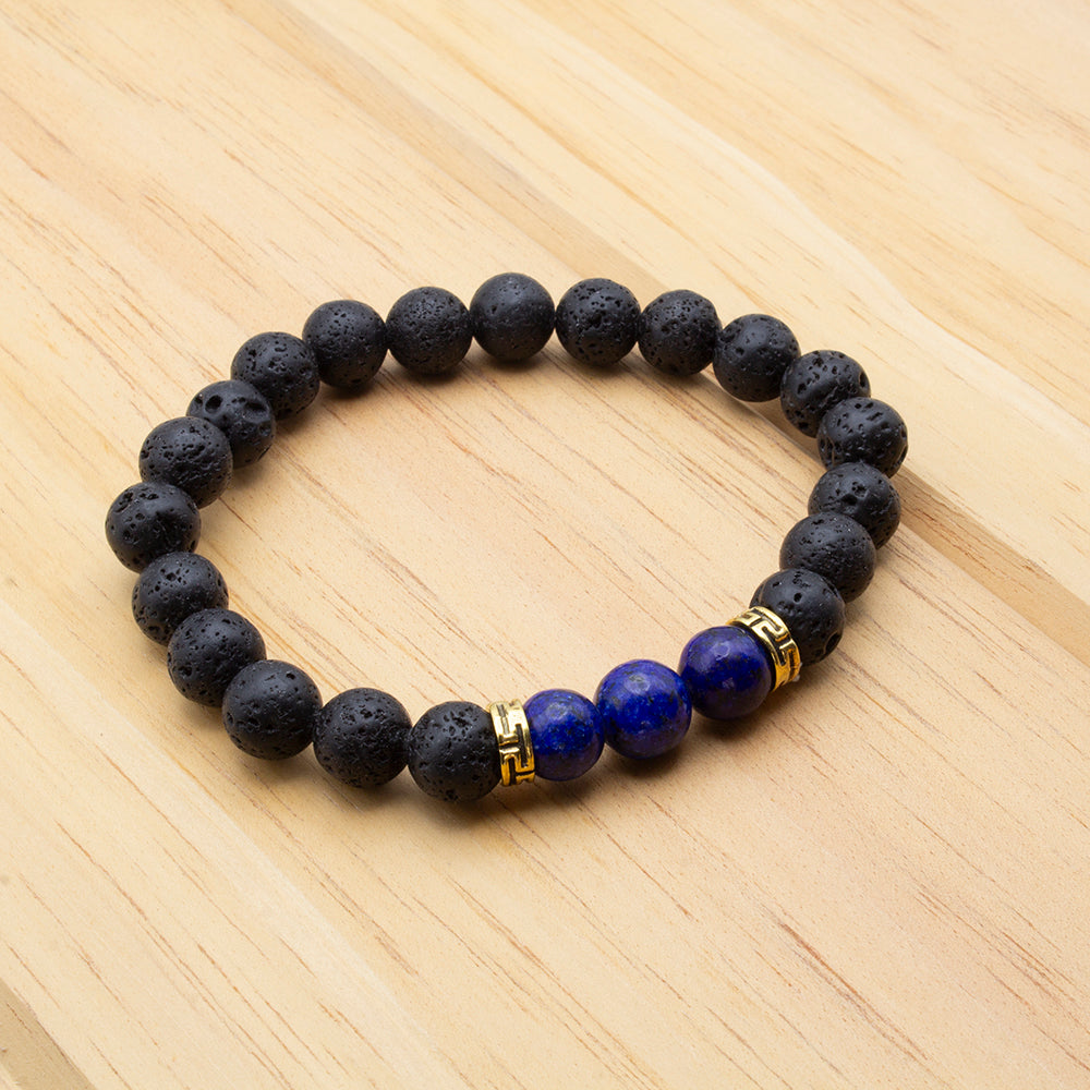 Pulsera de piedra volcánica y lapislázuli artesanal, ritualizada para protección y energía positiva.