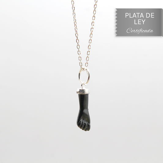 COLGANTE PUÑO NEGRO EN PLATA DE LEY