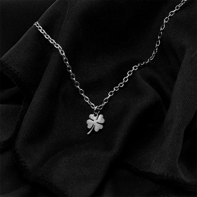 Colgante trébol de la suerte en acero inoxidable con diseño elegante y simbología esotérica.