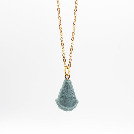 Colgante de la Virgen del Rocío en resina azul, símbolo de protección y paz interior.