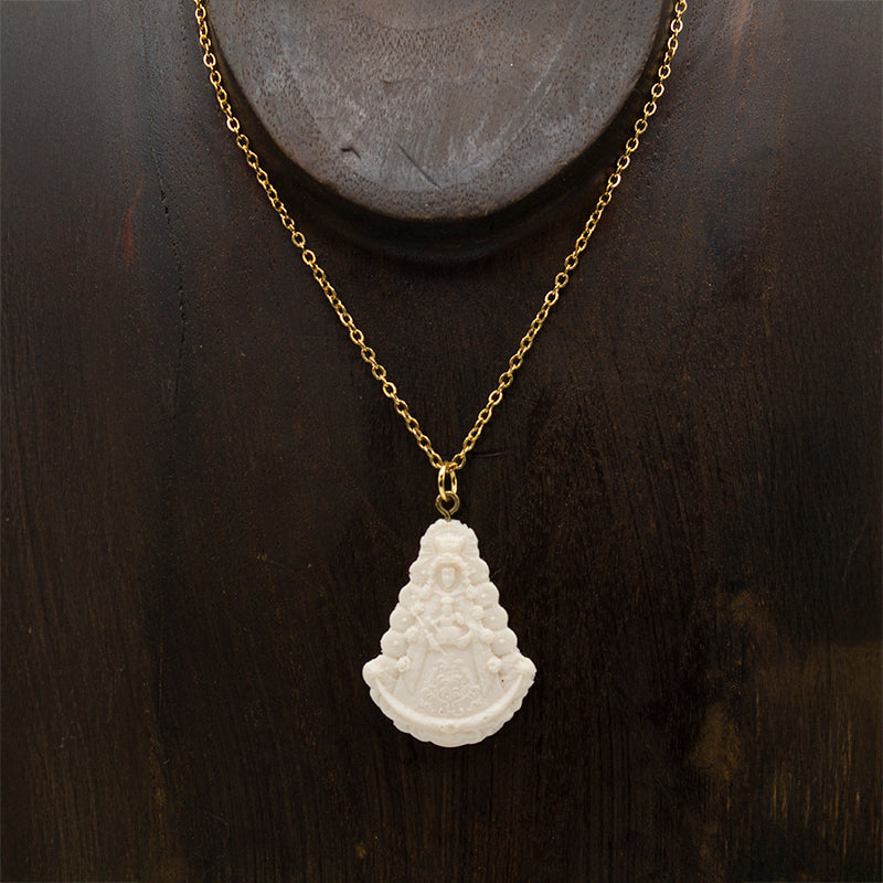 COLGANTE VIRGEN DEL ROCÍO EN RESINA COLOR BLANCO TAMAÑO GRANDE