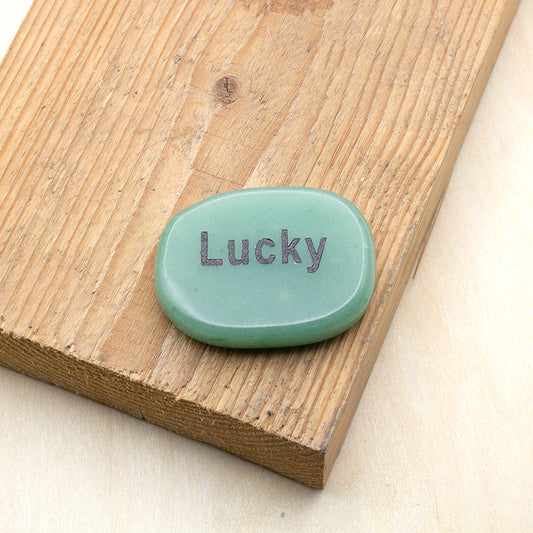 Piedra de los deseos aventurina natural con grabado Lucky en negro