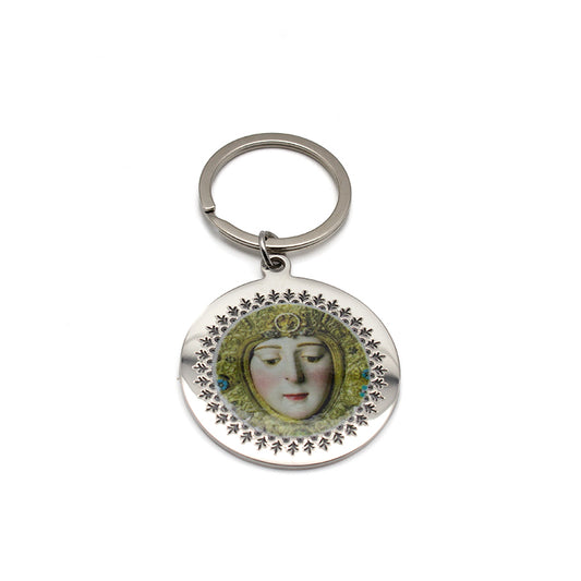 Amuleto llavero en acero inoxidable con fotografía de la Virgen del Rocío, símbolo de fe católica y protección espiritual