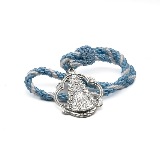 Amuleto para coche de la Virgen del Rocío con cordón celeste y blanco, ritualizado y de alta calidad.