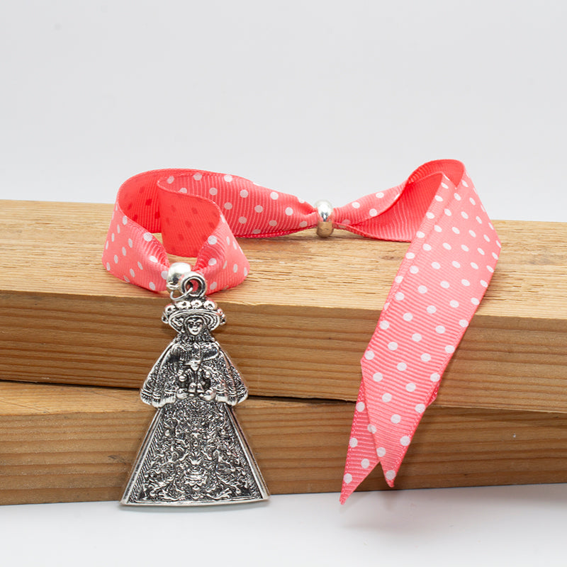 AMULETO VIRGEN DEL ROCÍO DE PASTORA CON CINTA ROSA Y LUNARES