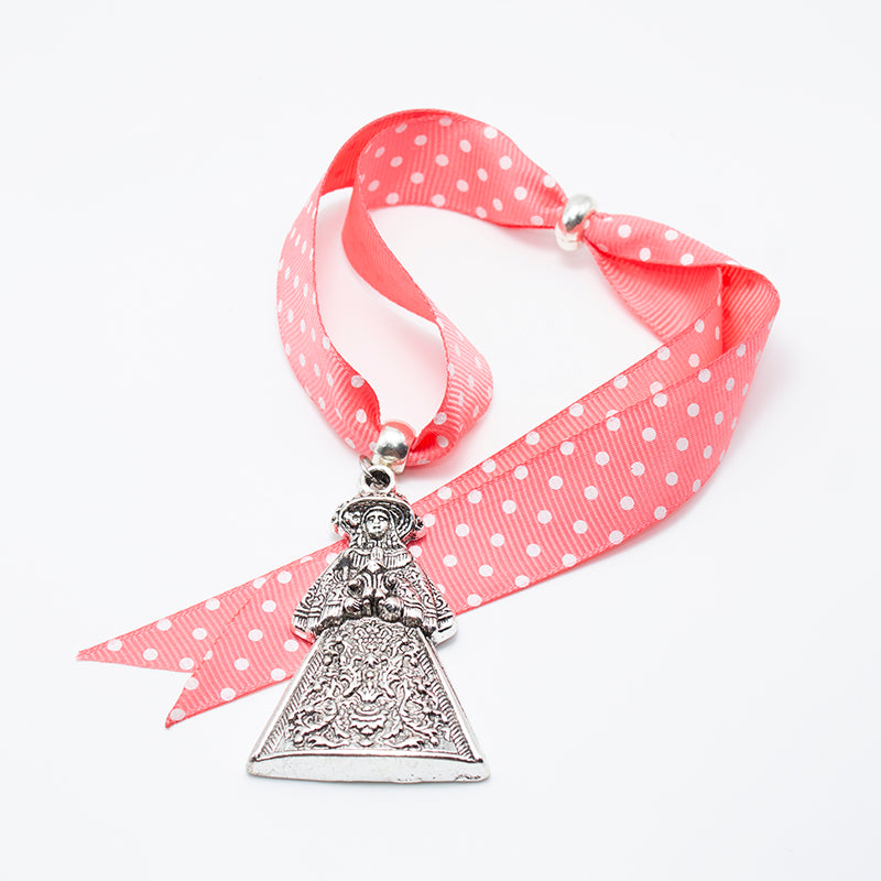 AMULETO VIRGEN DEL ROCÍO DE PASTORA CON CINTA ROSA Y LUNARES