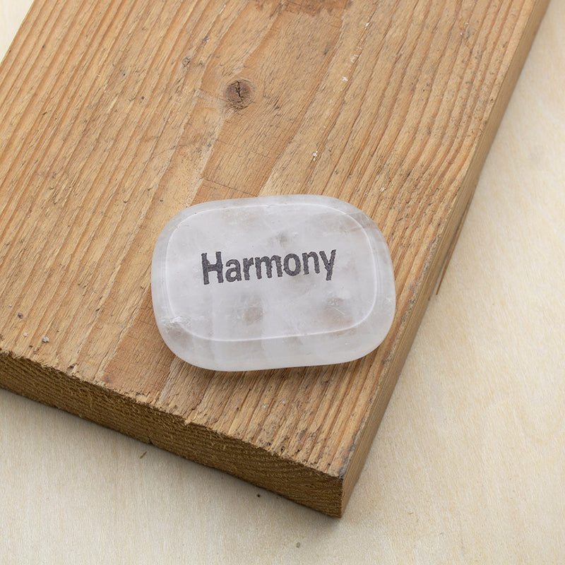 Piedra de los deseos Armonía de cuarzo blanco con grabado HARMONY en negro, amuleto energético de equilibrio y paz.