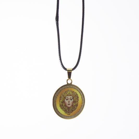 COLGANTE DE LA VIRGEN DEL ROCÍO ROSTRILLO EN ACERO DORADO – AMULETO DE FE Y PROTECCIÓN