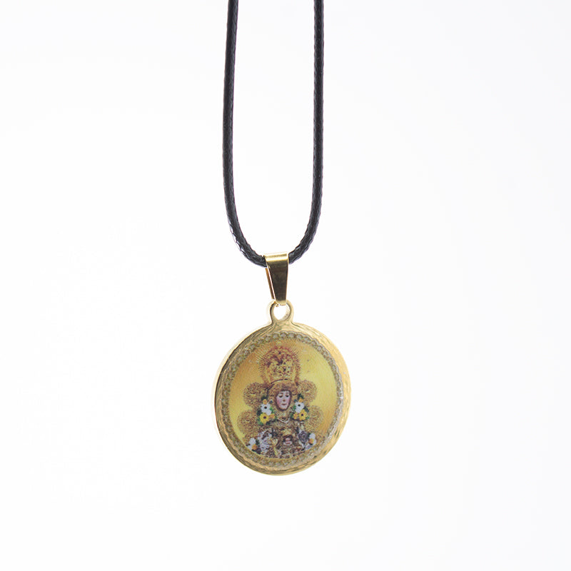 COLGANTE DE LA VIRGEN DEL ROCÍO EN ACERO DORADO MOD. 2 – AMULETO DE FE Y PROTECCIÓN