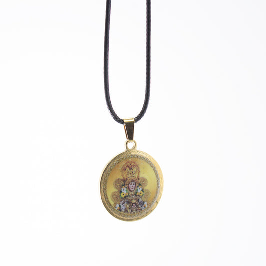 COLGANTE DE LA VIRGEN DEL ROCÍO EN ACERO DORADO MOD. 2 – AMULETO DE FE Y PROTECCIÓN