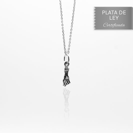 Colgante puño o figa en plata de ley con diseño detallado y propiedades esotéricas.