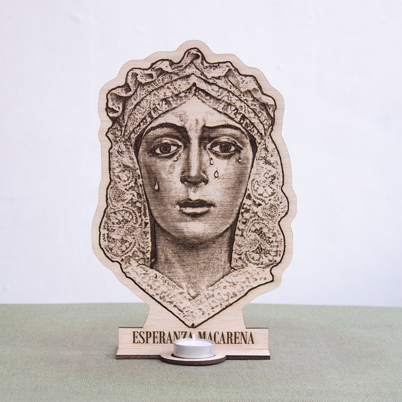 Rostro de la Esperanza Macarena en madera grabada con portavela de té para altar religioso.