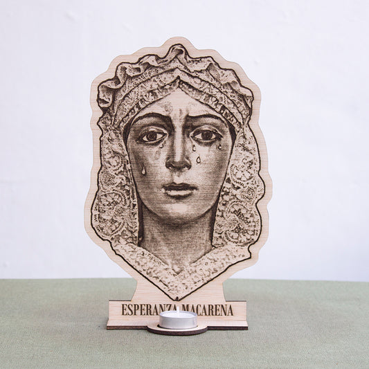Rostro de la Esperanza Macarena en madera grabada con portavela de té para altar religioso.
