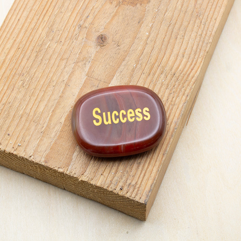 Piedra de los deseos de ojo de tigre con grabado SUCCESS en dorado, amuleto de éxito y prosperidad.
