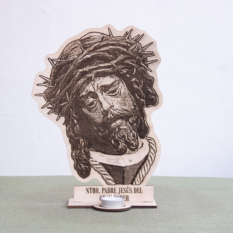 Altar de madera grabada de Nuestro Padre Jesús del Gran Poder con portavela de té.