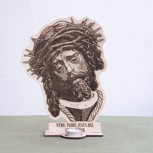 Altar de madera grabada de Nuestro Padre Jesús del Gran Poder con portavela de té.