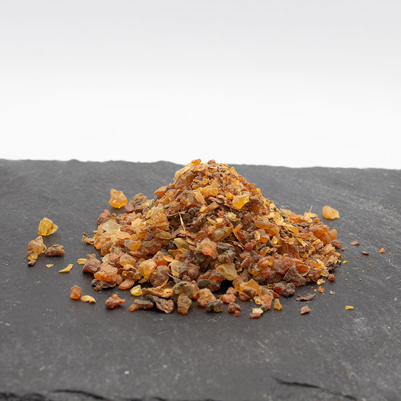 Incienso en grano de mirra natural de alta calidad para purificación energética, meditación y armonización del hogar.