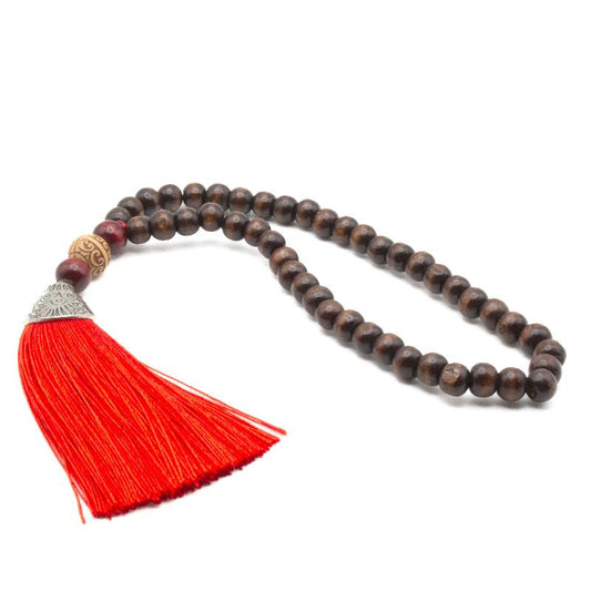 Mala de 45 cuentas de madera caoba con borlón rojo, ideal para meditación y prácticas esotéricas.