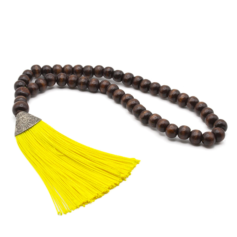 Mala de 45 cuentas de madera caoba con borlón amarillo para meditación y equilibrio espiritual.