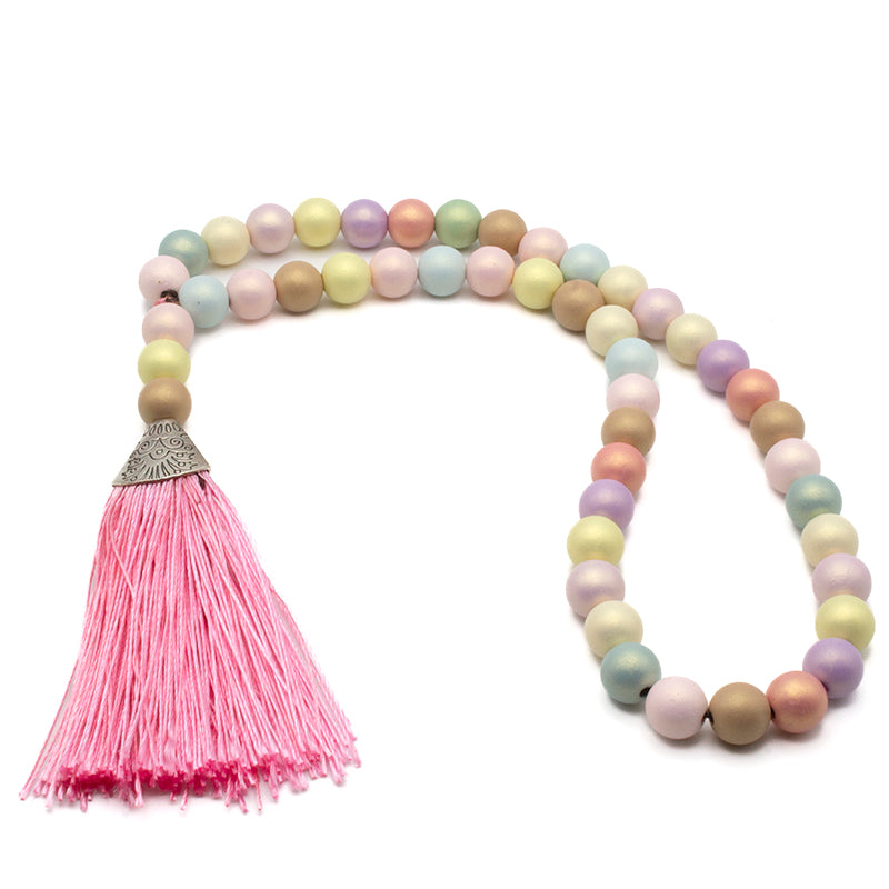 Mala de 45 cuentas de madera multicolor con borlón rosa ritualizado para meditación y protección energética.