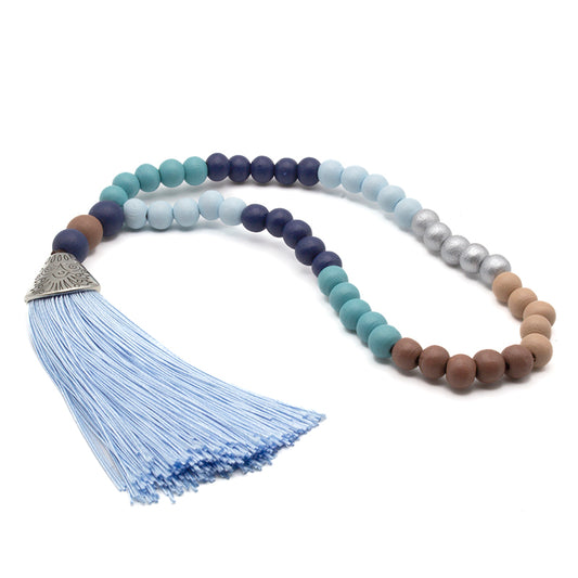 Mala budista de 45 cuentas de madera multicolor con borlón celeste para meditación y equilibrio energético.