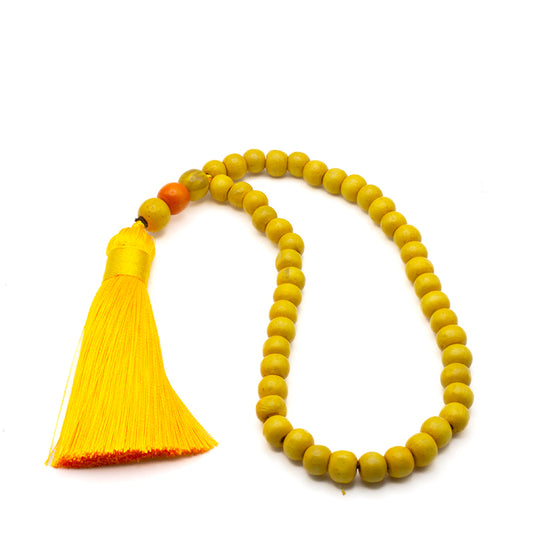 Mala de 45 cuentas de madera color mostaza con borlón dorado, ritualizado para meditación y protección espiritual.