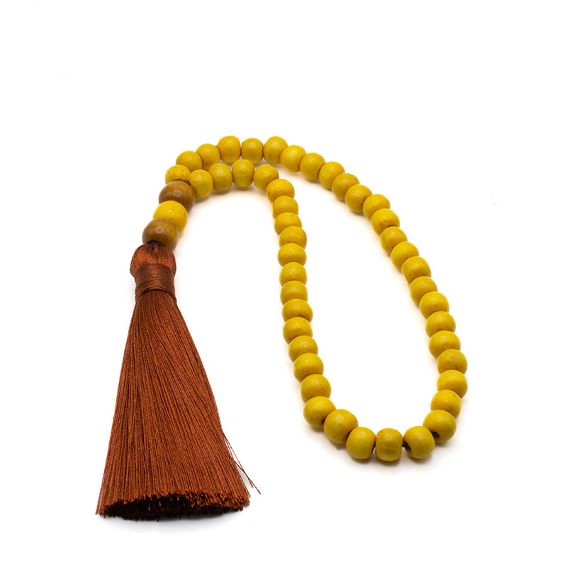 Mala de 45 cuentas en madera color mostaza con borlón marrón, ideal para meditación y prácticas espirituales.