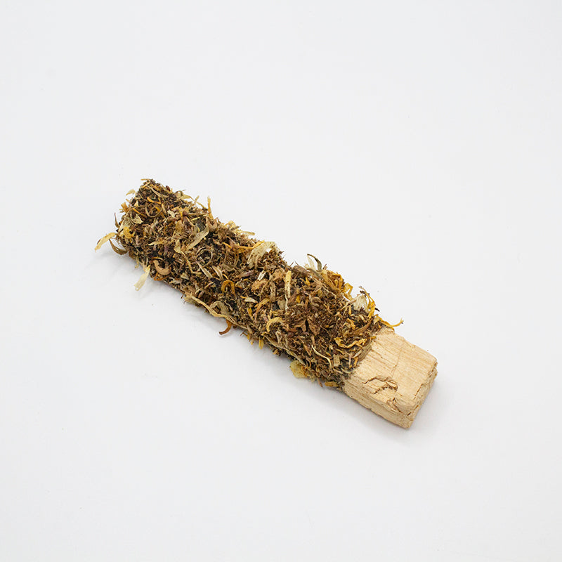 Palo Santo rebozado con Caléndula para atraer dinero, riqueza, prosperidad y éxito.