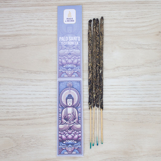 Varitas gruesas de incienso artesanal Palo Santo y Citronela en ambiente místico natural