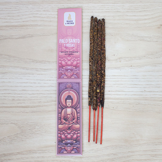 Incienso artesanal de Palo Santo y rosas en varitas gruesas hechas a mano, aroma purificador y floral ideal para meditación y armonía emocional.