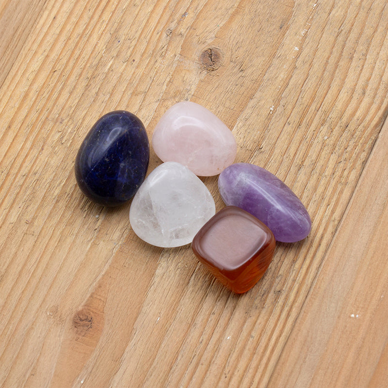Set de piedras curativas naturales con amatista, cuarzo rosa, cornalina, sodalita y cristal de roca.