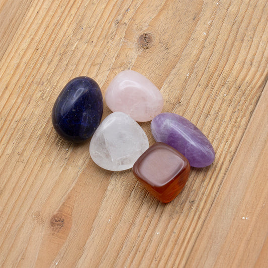 Set de piedras curativas naturales con amatista, cuarzo rosa, cornalina, sodalita y cristal de roca.
