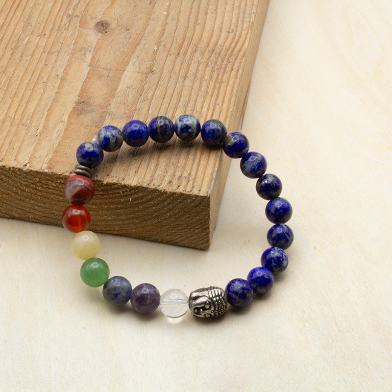 Pulsera de los 7 chakras con piedras naturales y cuentas de Lapislázuli para equilibrio energético y bienestar espiritual.