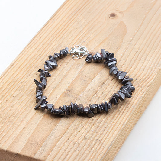 Pulsera de chips de piedra pirita dorada sobre fondo neutro mostrando brillo y textura natural