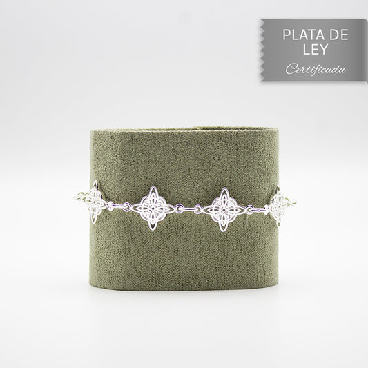 Pulsera con 7 amuletos Nudo de Bruja bañada en plata de ley, diseñada para protección y buena suerte.