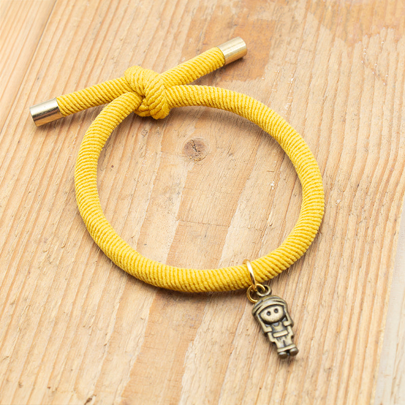 Pulsera costalero cristiana amarilla con cordón elástico y colgante de costalero para Semana Santa