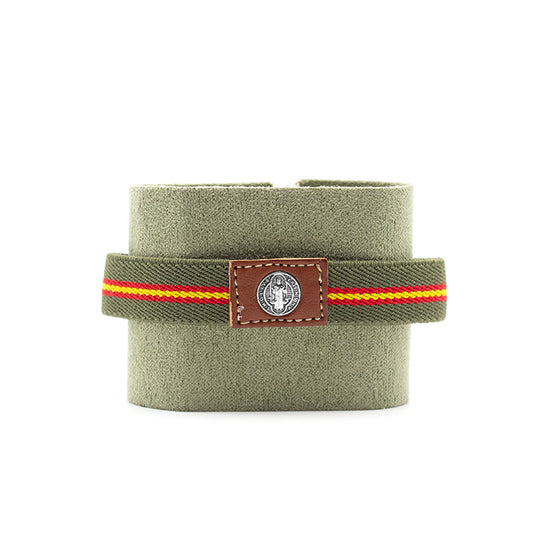 Pulsera elástica San Benito con bandera de España, amuleto protector, formación de España, simbolismo espiritual y fe.