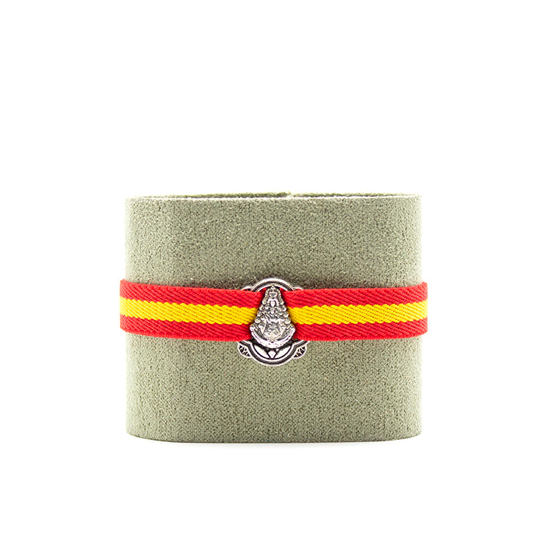 Pulsera de tela elástica con medalla de la Virgen del Rocío y colores de la bandera de España.