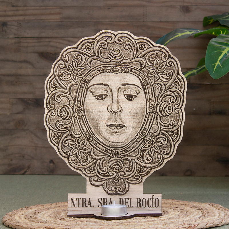 ROSTRILLO VIRGEN DEL ROCÍO EN MADERA GRABADA CON PORTAVELAS DE TÉ – DEVOCIÓN, LUZ Y PROTECCIÓN PARA TU HOGAR